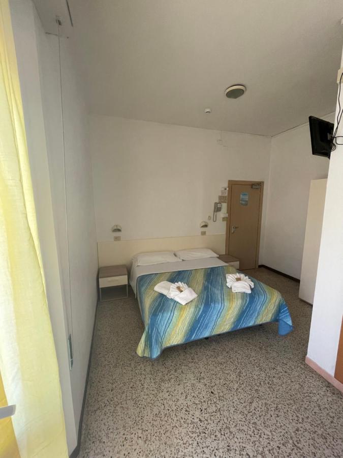 Hotel Moroni ริมินี ภายนอก รูปภาพ